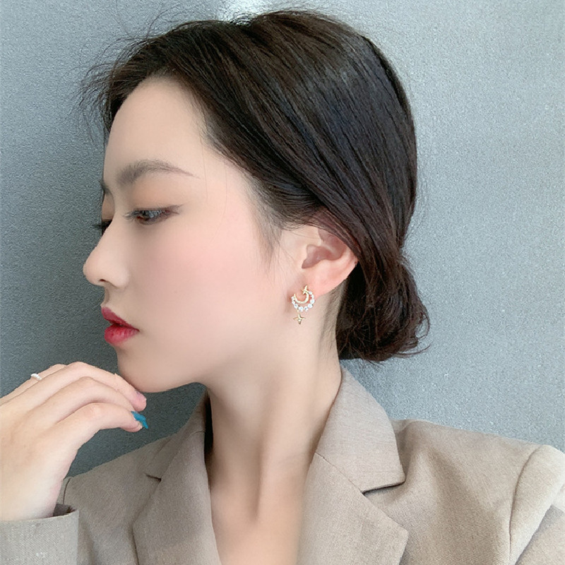 Anting Stud Desain Bulan Bintang Aksen Berlian Imitasi Bahan Alloy Gaya Korea Untuk Wanita