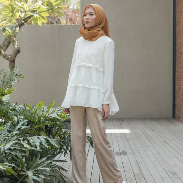 Lana Blouse White L Wearing Klamby