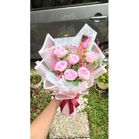 

bucket bunga + coklat silverqueen