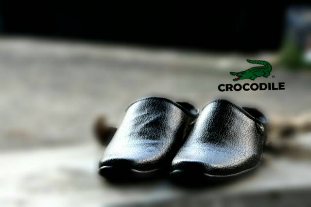 BEST SELLER / SENDAL SEPATU BUSTONG CROCODILE HITAM