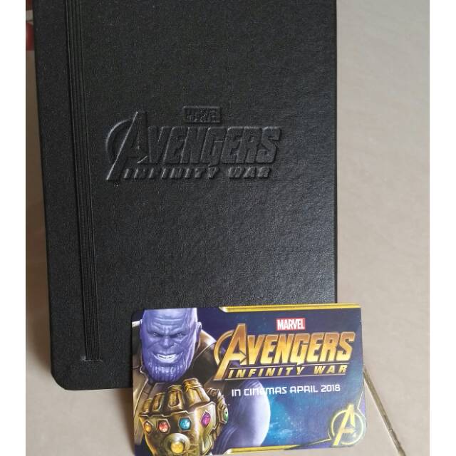 

Merchandise buku notebook dan topi Avengers