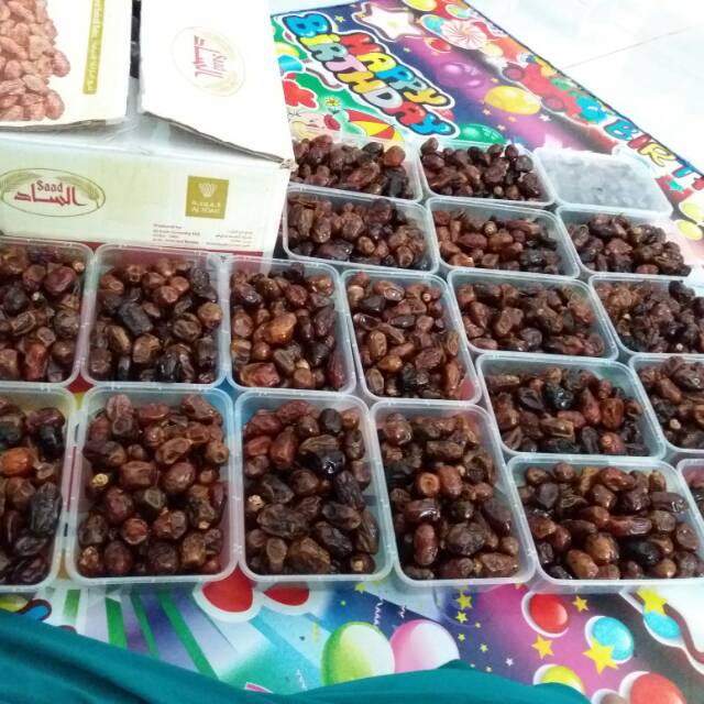 

Kurma Saad Emirates.. Isi 1/2 kg.. manies dan legiiitt