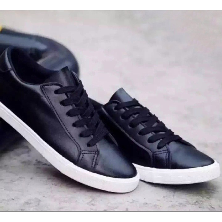 Sepatu Kets putih polos dan hitam polos / sepatu sekolah kuliah sepatu santai REAL PICTURE