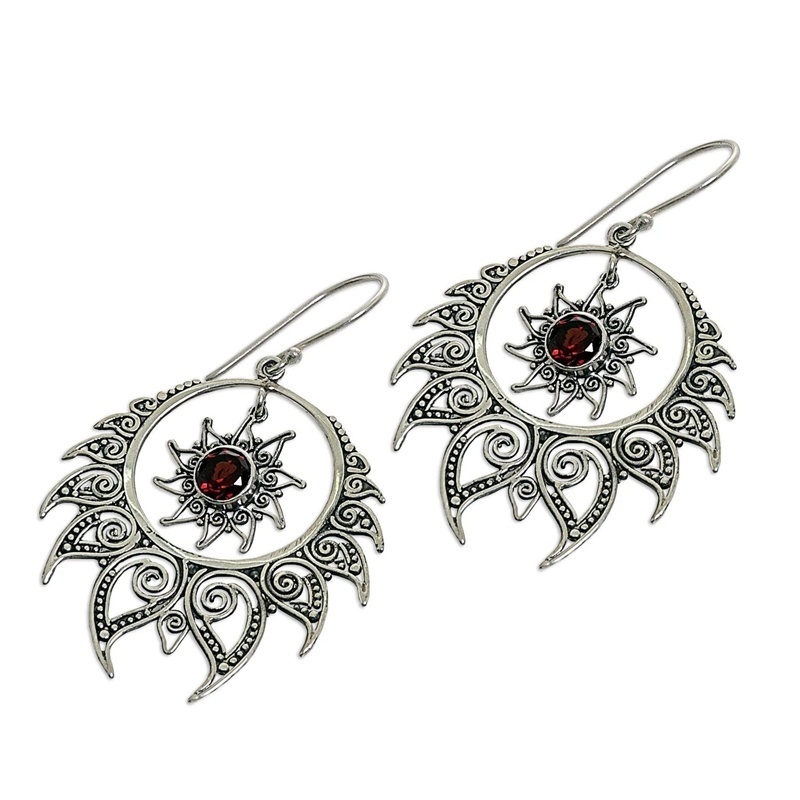 Anting Liontin Matahari Aksen Batu Permata Warna Silver Gaya Vintage Untuk Wanita