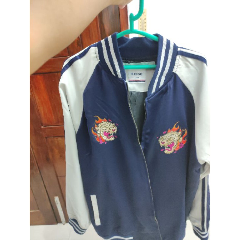 Erigo Sukajan dan Celana Chinos