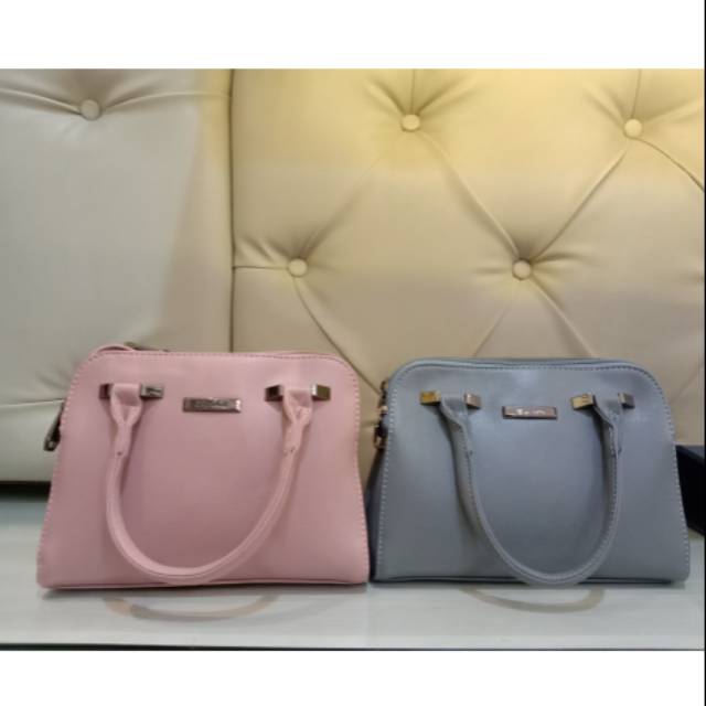Tas wanita Elizabeth , bahan hight kuality sintetis , best seller banget, ringan,kecil,elegan, mewah