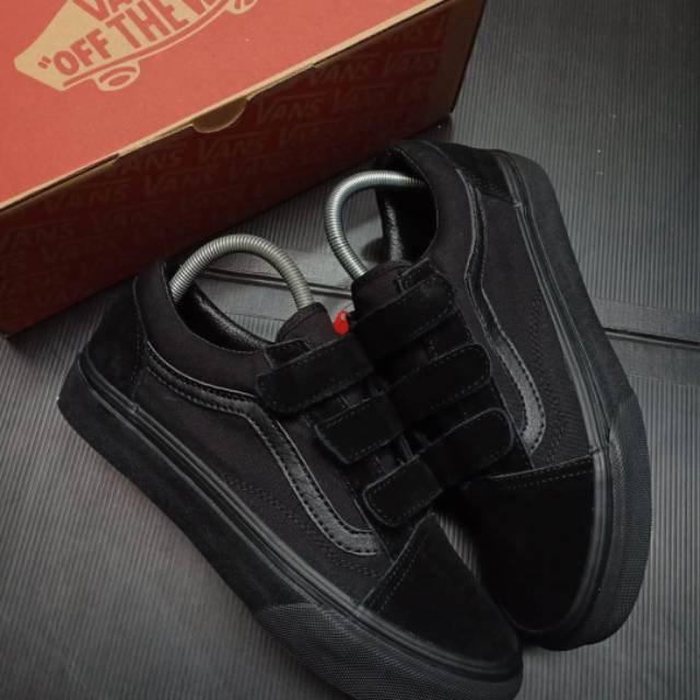 all black vans with straps