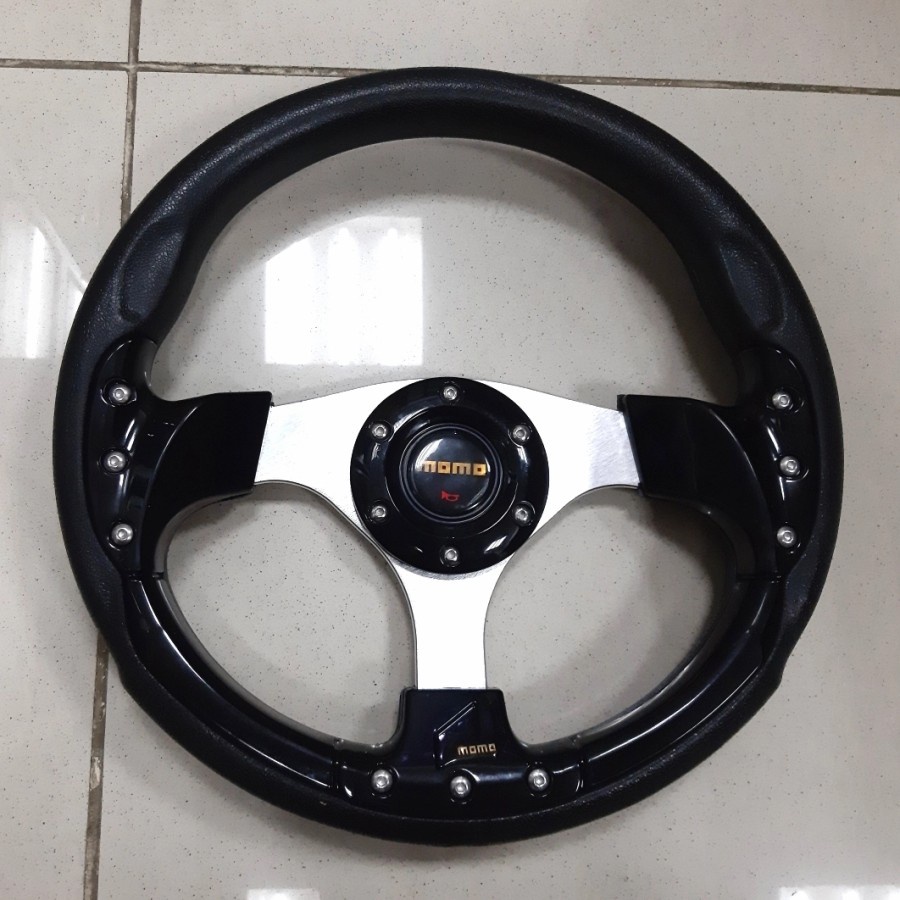 Stir Racing mobil tulisan MOMO