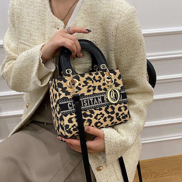 ( 2PC 1KG ) GTBI998878991 New Arrival  !!!  Tas Selempang Wanita Import  Premium Terbaru+ASESORIS