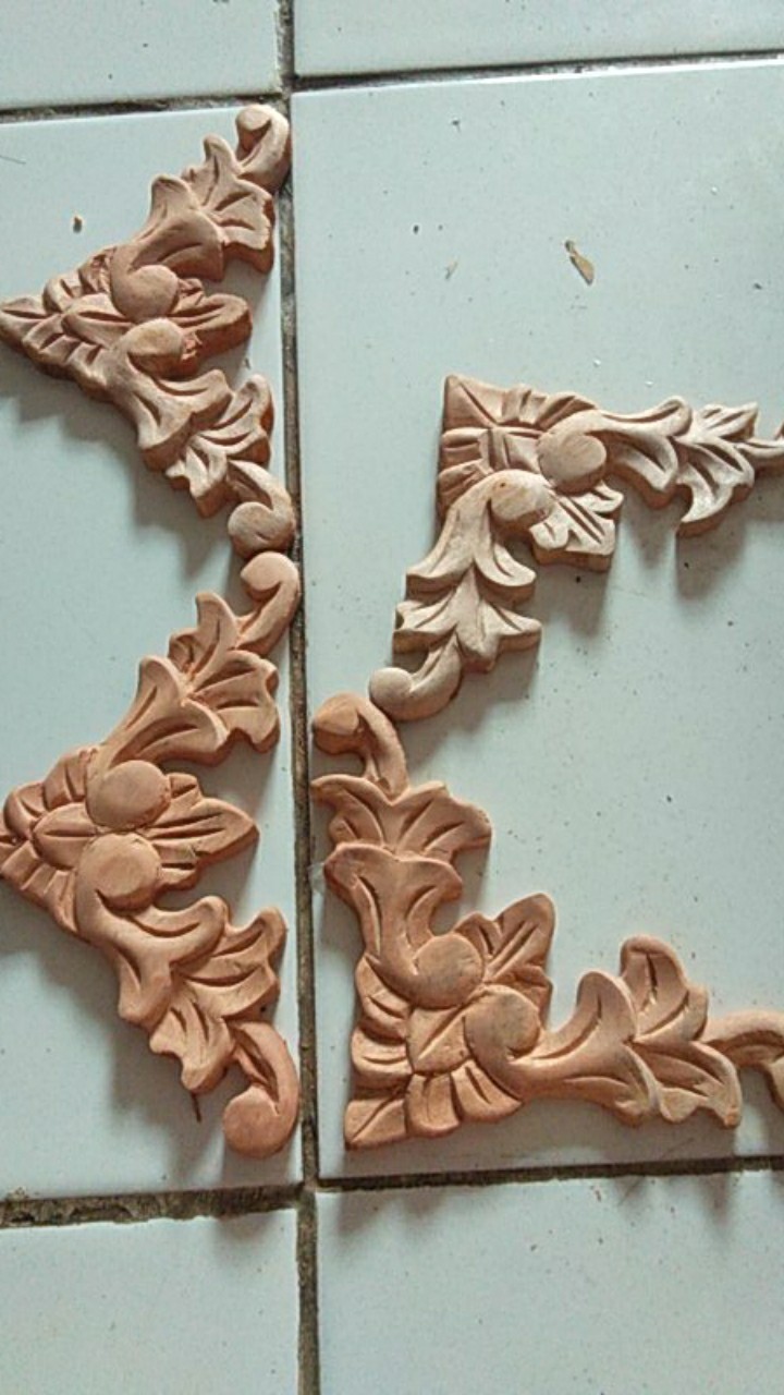 Ukiran Sudut Ornamen Tempel Bahan Kayu Motif Pacul  18 X 9,5cm
