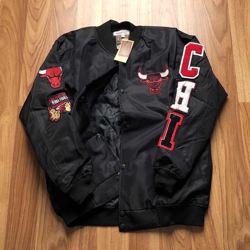 VARSITY BULLS - CHICAGO CHI HITAM JAKET PREMIUM