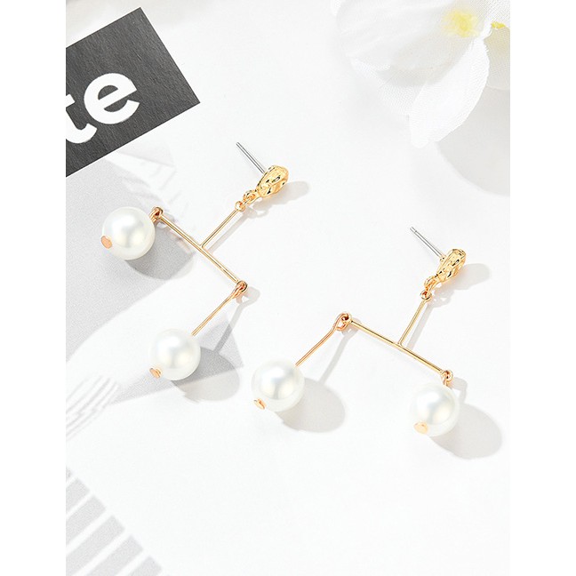 LRC Anting Tusuk Fashion Gold Alloy Asymmetric Pearl Earrings F29756