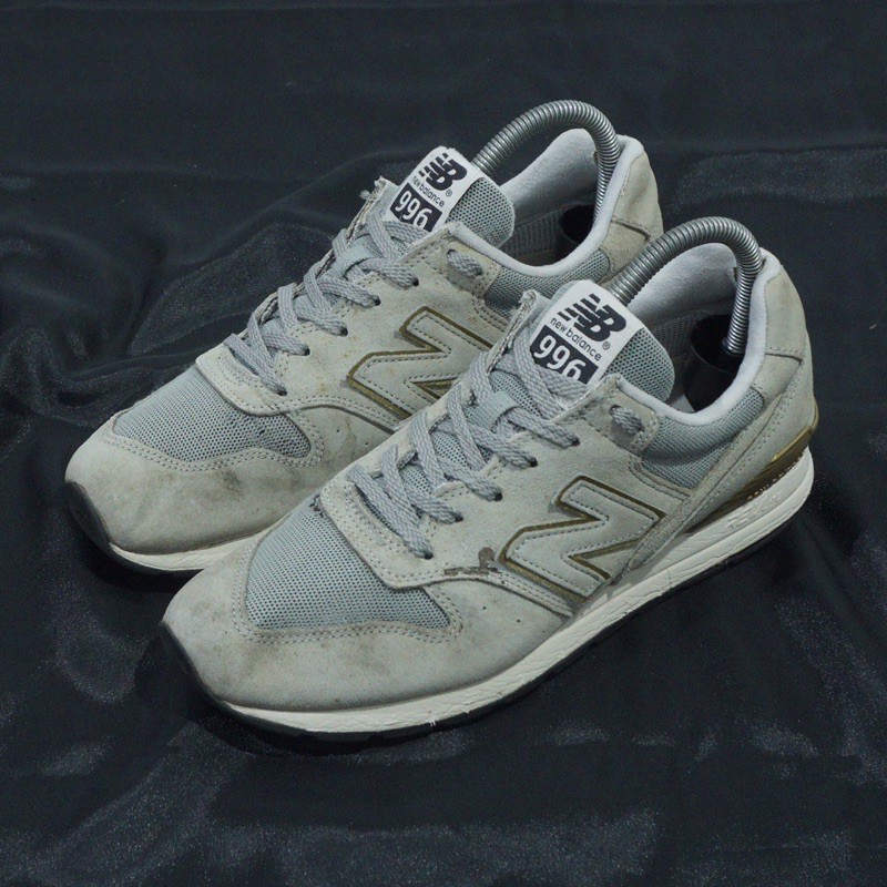 new balance black gold trainers