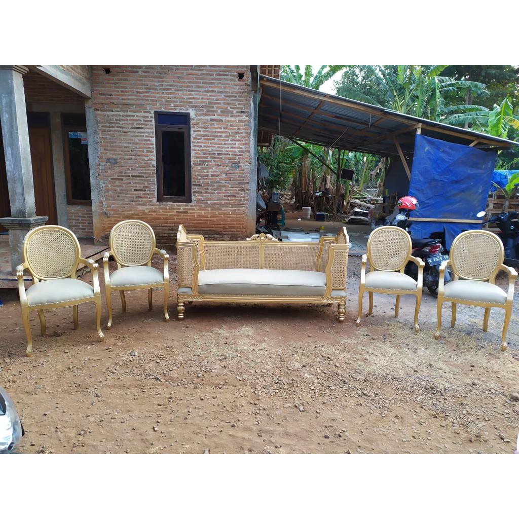 set pelaminan sofa doyok plus kursi bundar rotan plus busa & warna emas
