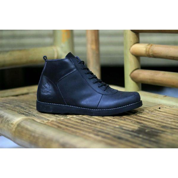 sepatu kulit wolf golden black