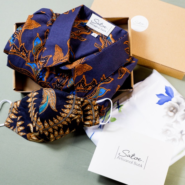 

Hampers/Kado/Bingkisan/Gift Lebaran/Ulang Tahun/Idul Fitri Batik Satoe - PAKET C Batik-Hijab-Masker