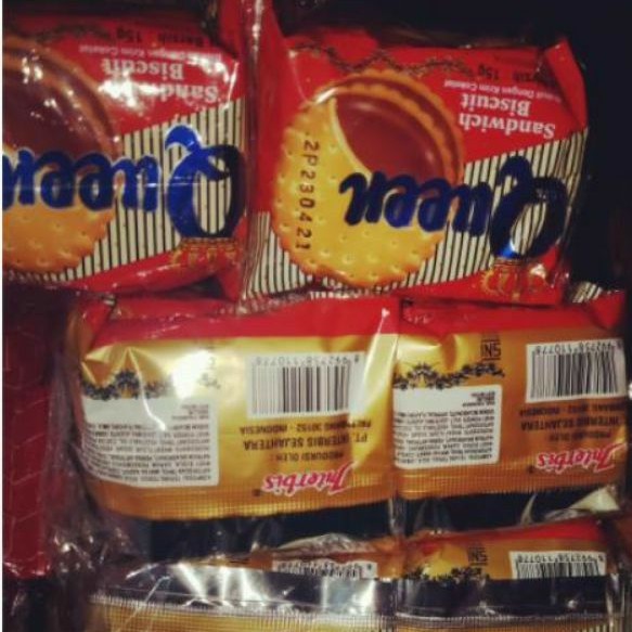 

Biskuit Queen Jadul Rasa Cokelat 1 Pack (2 Renceng) / Cemilan Nostalgia Jadul Biskuit Queen