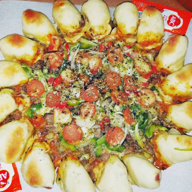 

Original pizza with daging sapi cincang, full sosis pinggiran dan dalam