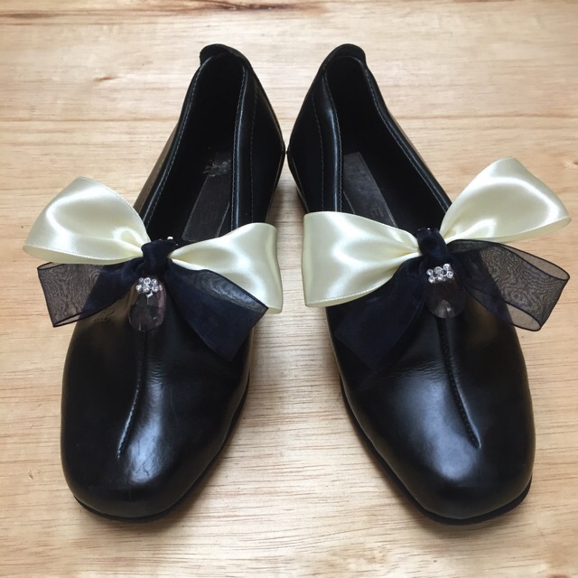 Klip Sepatu Pita Krim Navy