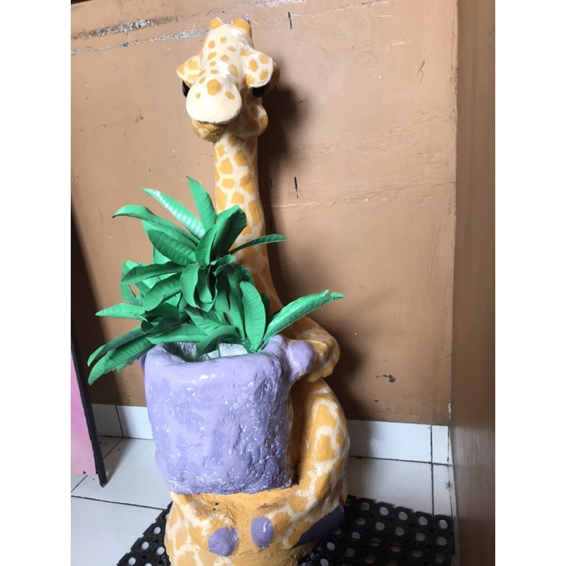 scupter giraffe. Patung Jerapah. tanaman hias dll.