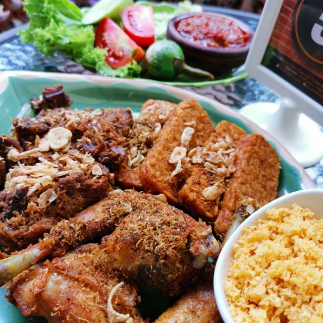 

Paket Ayam Goreng Pejantan ala Pojok Nasi Goang