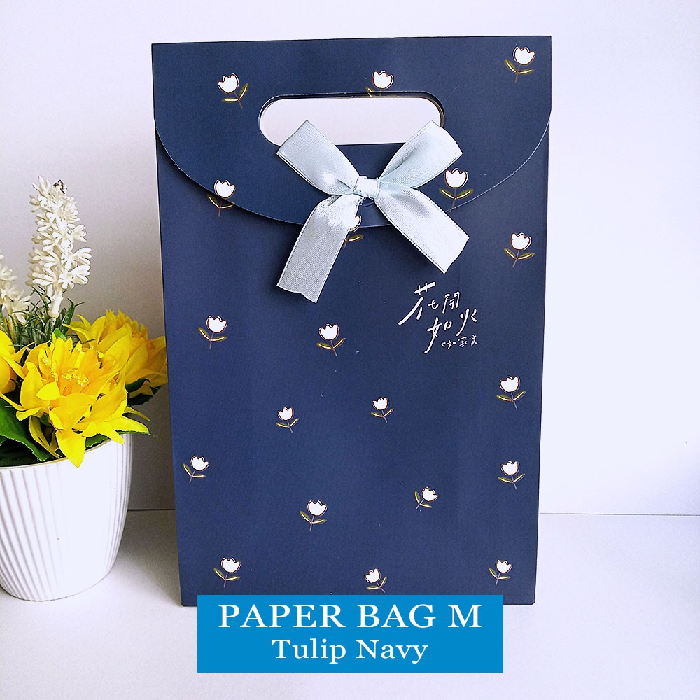 

Paper Bag Motif Cantik / Kantong Hadiah Serbaguna Ukuran M - LEAVES 2