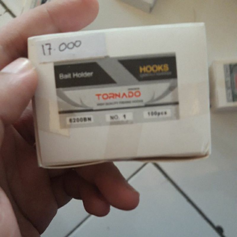 kail leher panjang kotak / kail bait holder tornado 6200BN