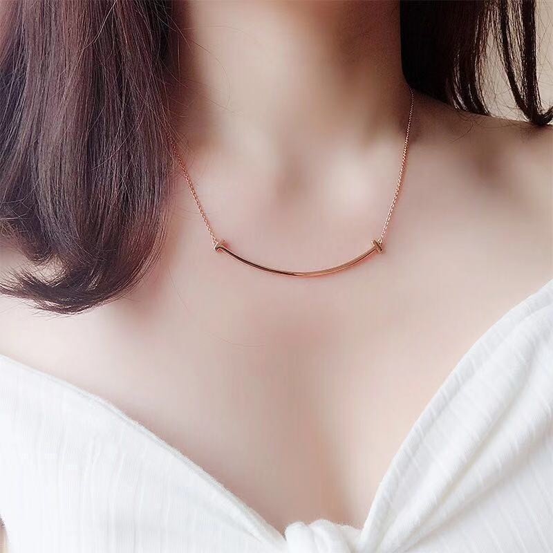 Zomi Kalung Titanium Steel Motif Smile Warna Rose Gold Untuk Wanita