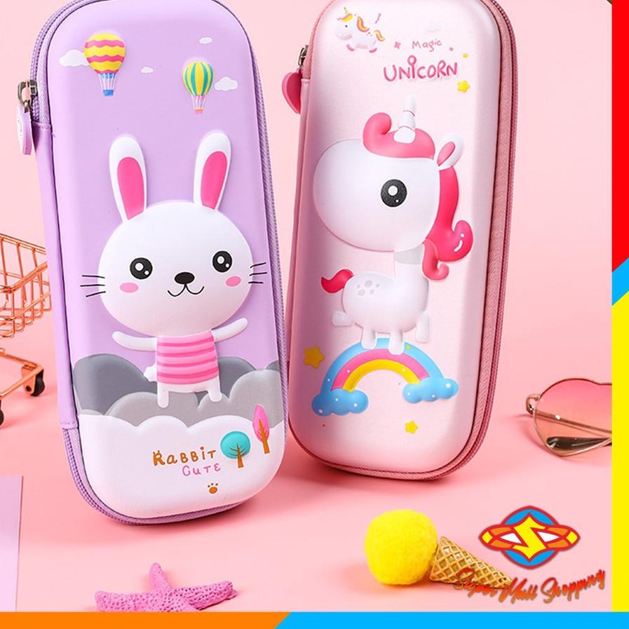 

ジ SMS Kotak Pensil 3D Tempat Pensil Timbul Karakter Lucu Tempat Penyimpanan Alat Tulis Anak Anti air Import Terbaru