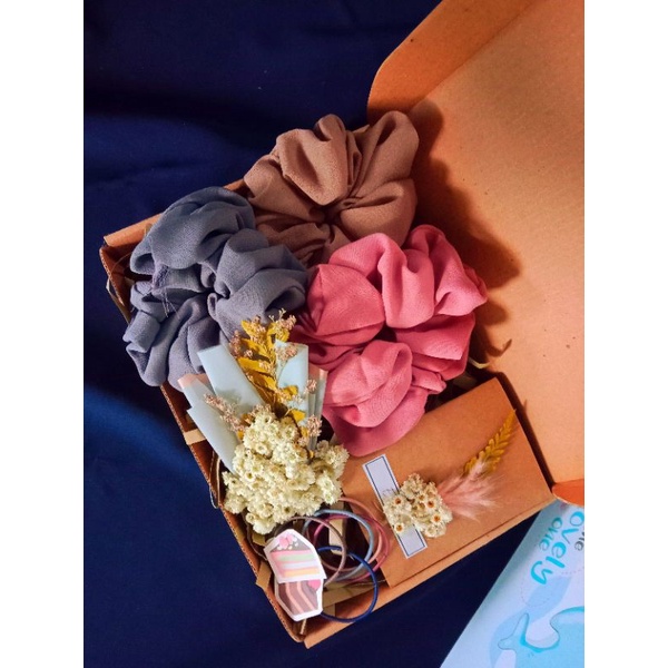 

HAMPERS GIFT BOX