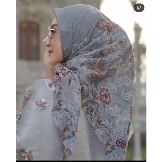 Preloved Buttonscarves Royale series blue jeans