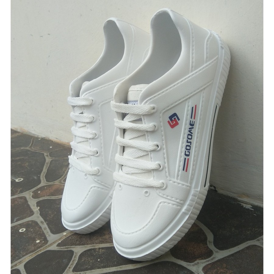 SEPATU KERJA PRIA BAHAN KARET MERK GOSOME ANTI AIR SIAP UNTUK MUSIM HUJAN DAN KEMARAU