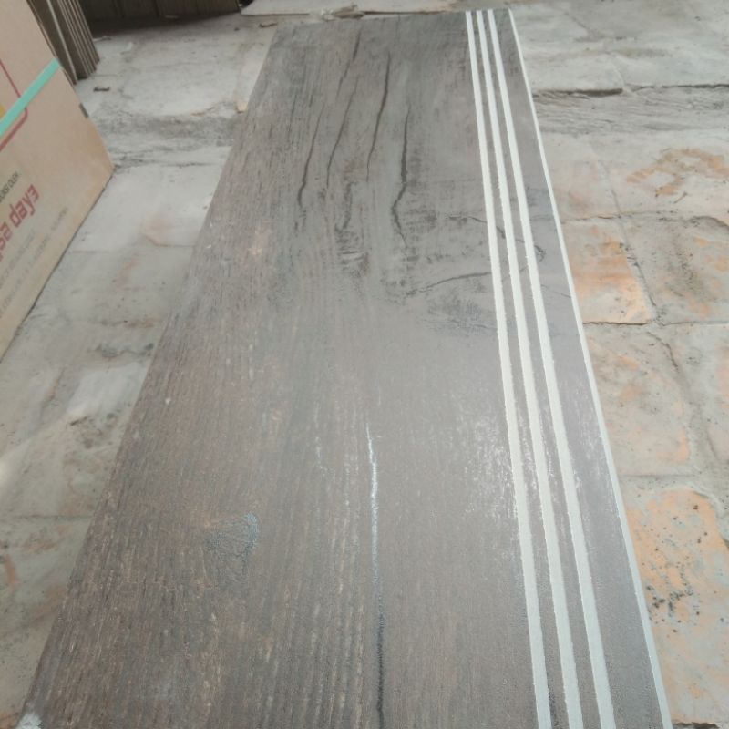 granit anak tangga motip kayu coklat tua tekstur dop