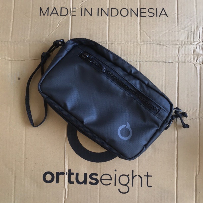 Tas Ortuseight Handbag (Black/Silver)