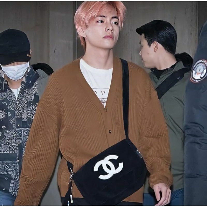 [READY STOCK] CHANEL MESSENGER FUR BAG AUTHENTIC VIP GIFT BTS V TAEHYUNG  STYLE