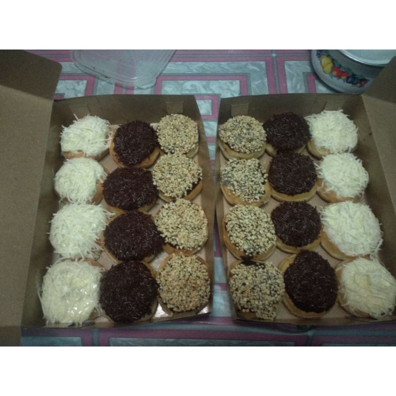

Donat double toping isi 12