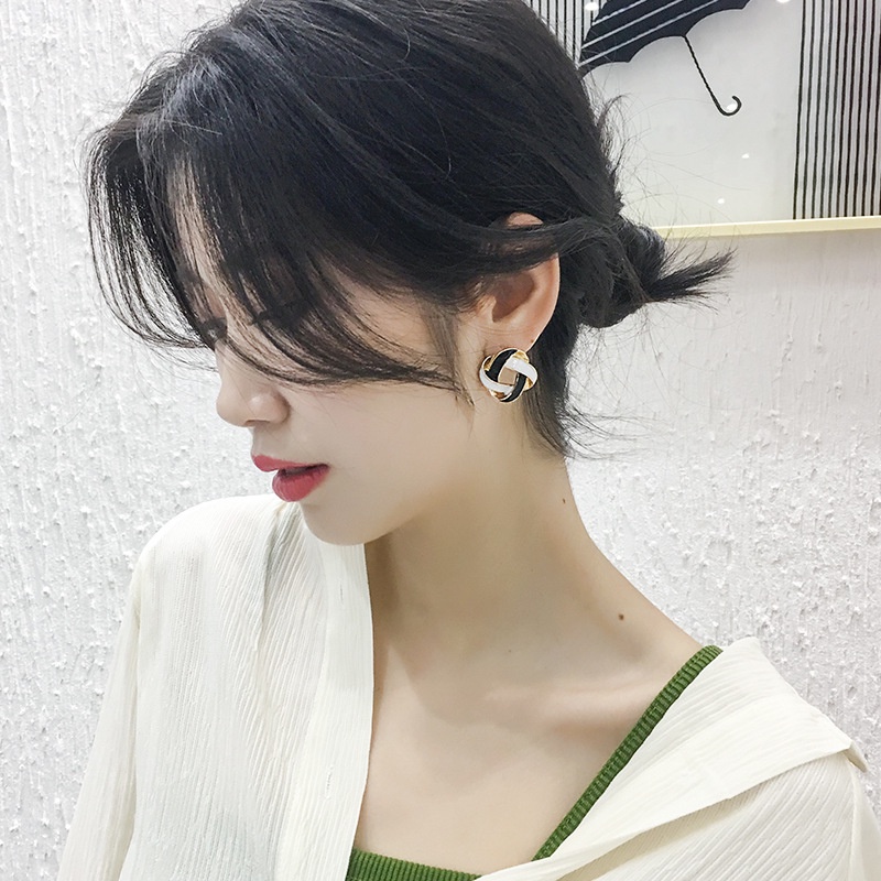 Anting-anting sederhana kecil wanita hitam dan putih pribadi dan temperamental anting-anting Baru Be