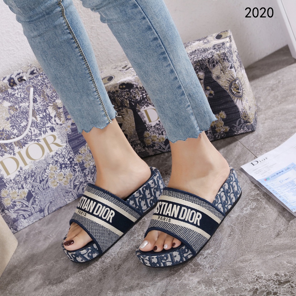 DR  Oblique Embroidered D-Way Platform Slide 2020