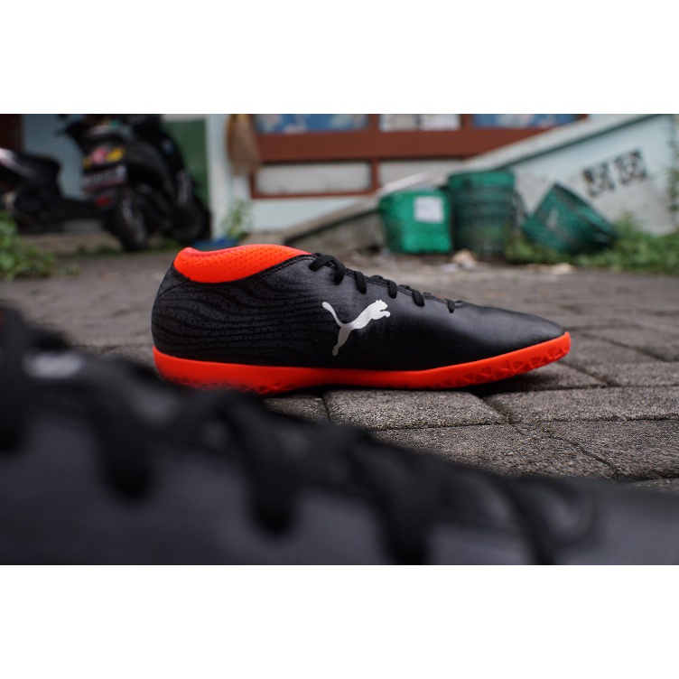 Sepatu Futsal Puma One 18.4 IT Black Silver  Original
