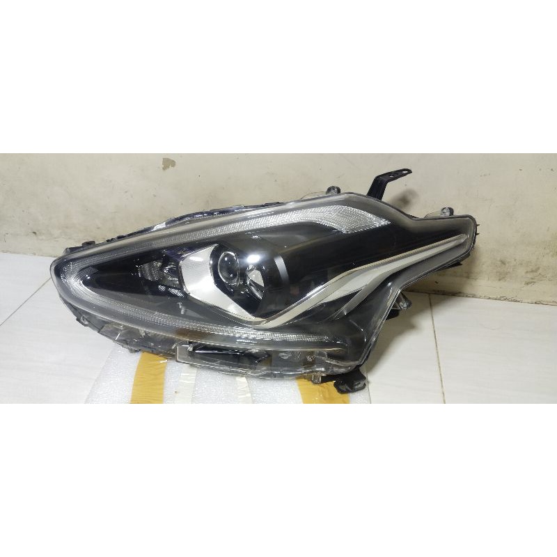 lampu depan Toyota Sienta tipe Q