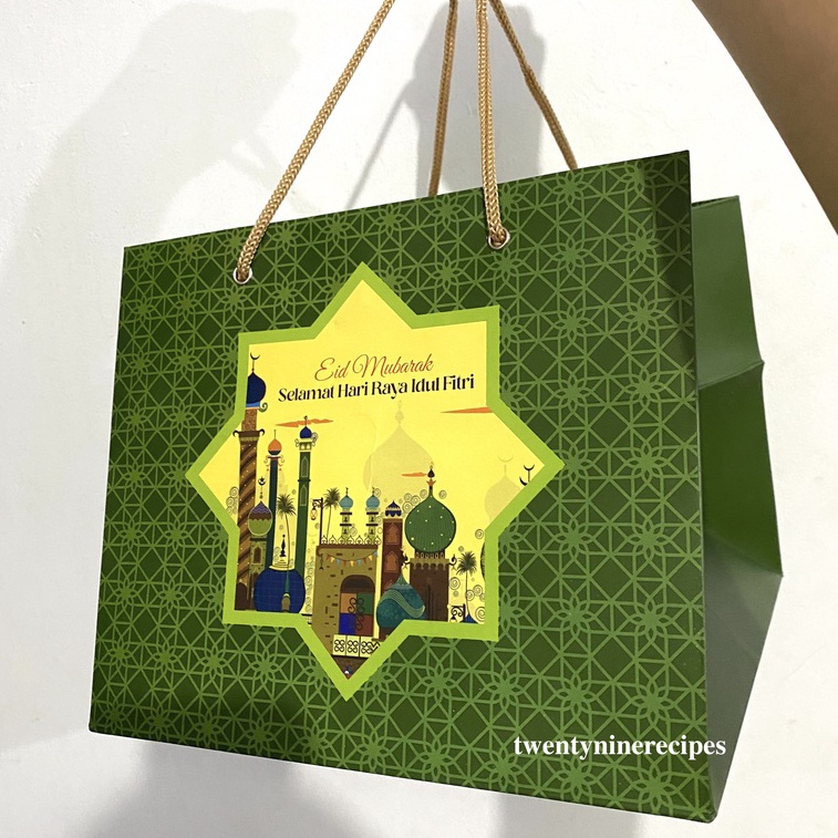 

Paper Bag Idul Fitri/ Paper Bag Lebaran / Paper Bag Hijau / Paper Bag Uk 24 x 24 x 20 cm / Paper Bag Murah