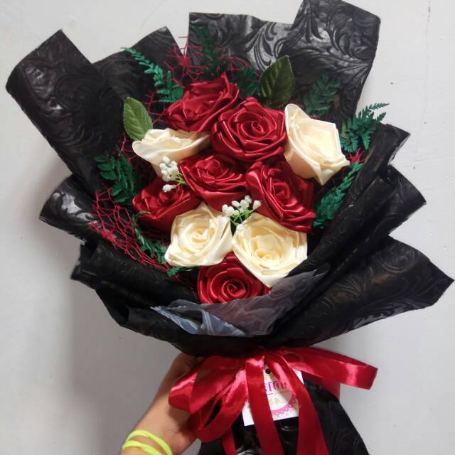 Buket bunga murah/hadiah wisuda/ bunga mawar merah hitam/ bucket bunga lamaran / anniversary/kado wi