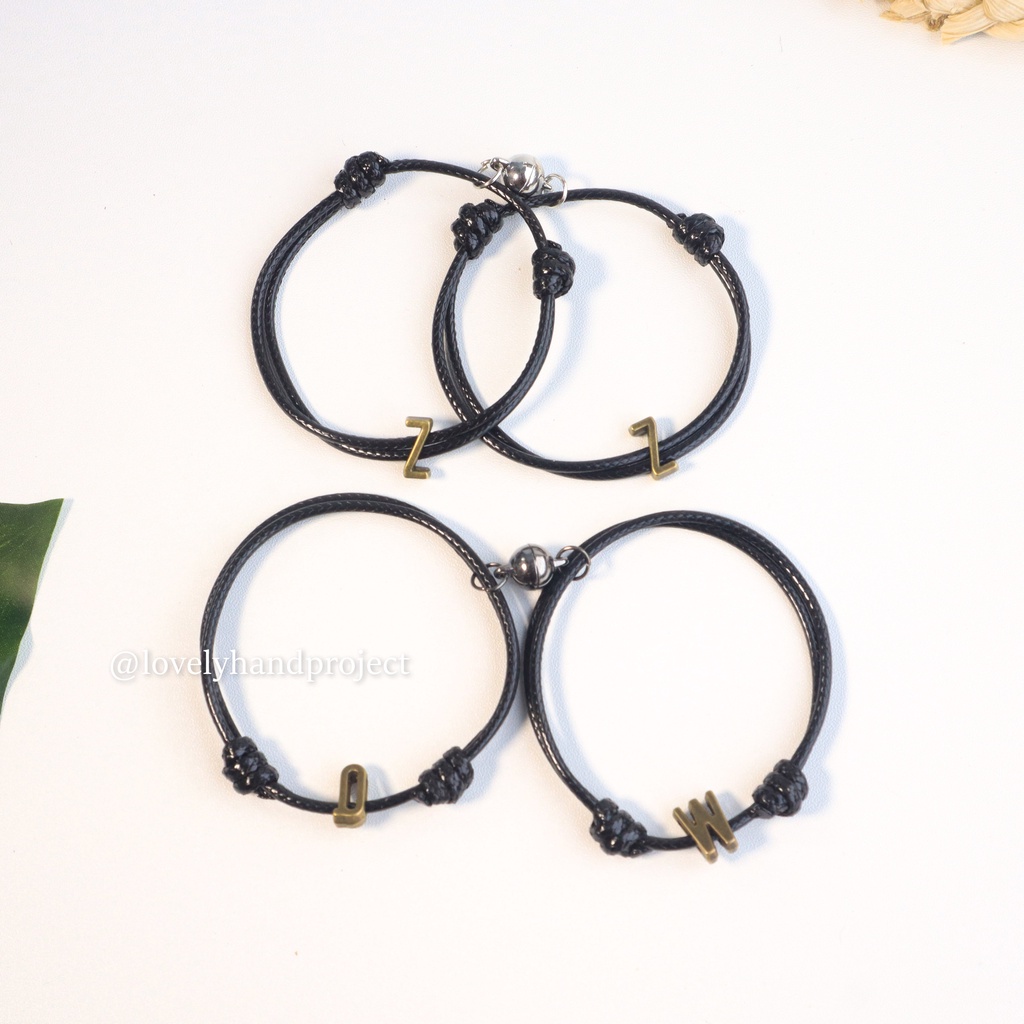 (2pcs) Gelang Couple Magnet Huruf Inisial Nama Bahan Logam Bronze Doubel Layer Tali Korea Anti Air Warna Hitam Abjad Bronze Couple Pasangan Aksesoris Fashion Waterproof A-Z Gaya Vintage