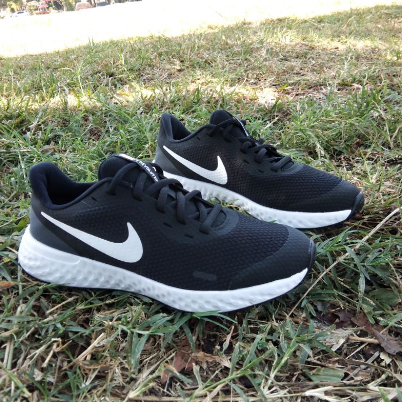 nike revolution five