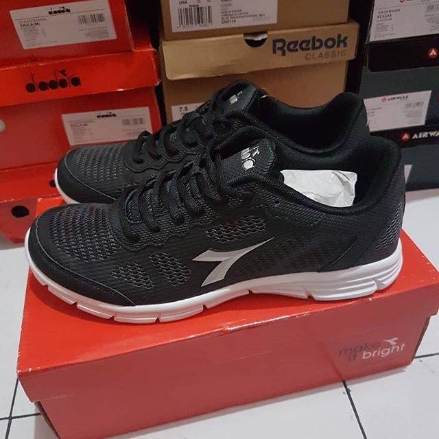 DIADORA ERULA Black