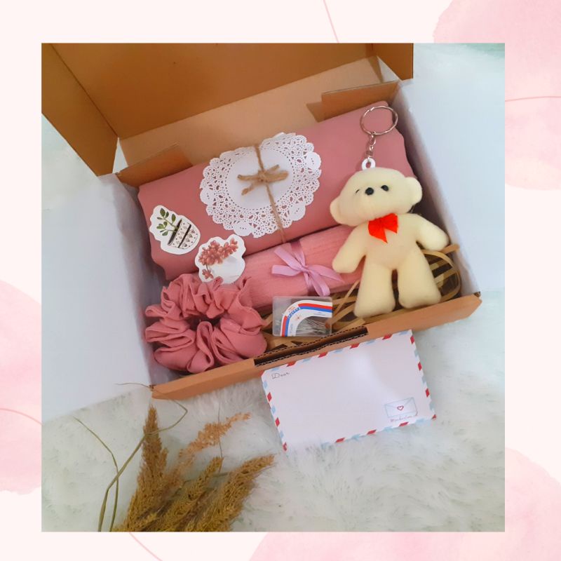 

HAMPERS HIJAB BELLA SQUARE GIFT BOX KADO WISUDA KADO ULTAH KADO ULANG TAHUN