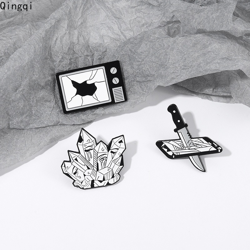 Bros Pin Enamel Desain Split Girl Warna Hitam Gaya Punk Retro Gothic Untuk Hadiah Teman