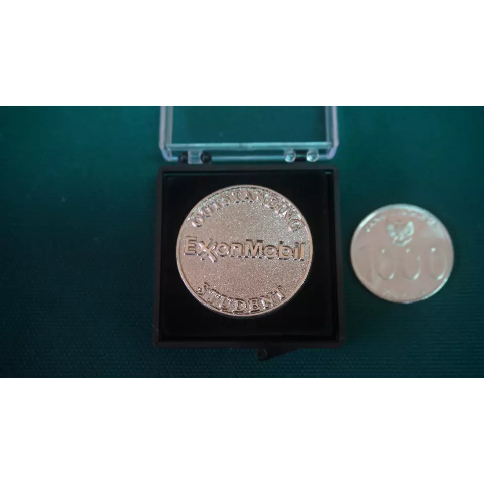 Pin import Penghargaan Exxon Mobil Outstanding Student