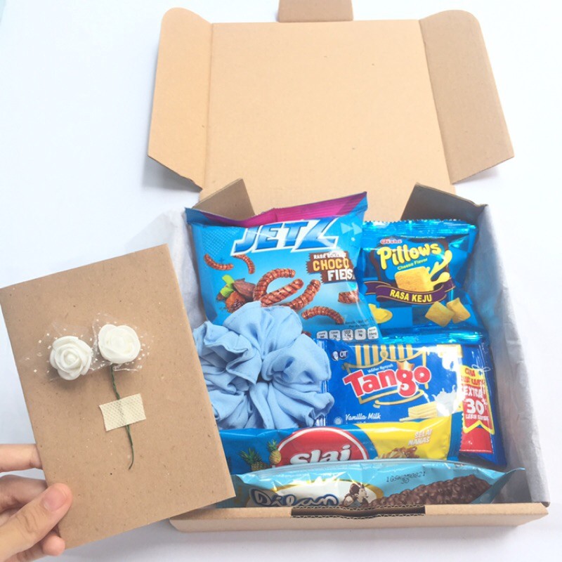 

gift box snack + mini scrunchie free kartu ucapan