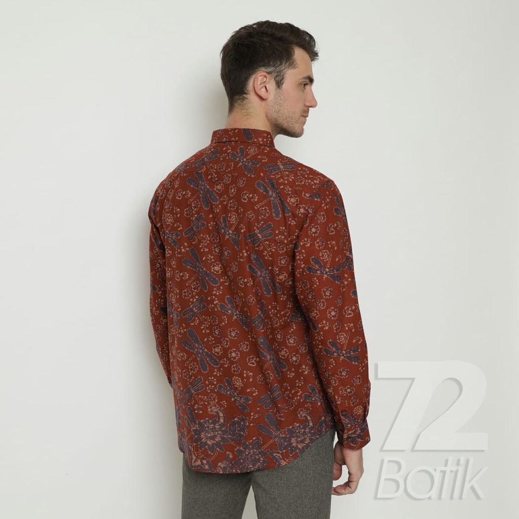 BAJU BATIK COUPLE  Kemeja Rok Lilit Instan Batik Pria Lengan Panjang Slimfit Premium Capung Merah Bata 729740 Cap 72 - Baju Kemeja Atasan Pakaian Batik Couple Cople Pria Cowok Laki Laki Remaja Keluarga Lengan Panjang Modern Slimfit Premium Kekinian